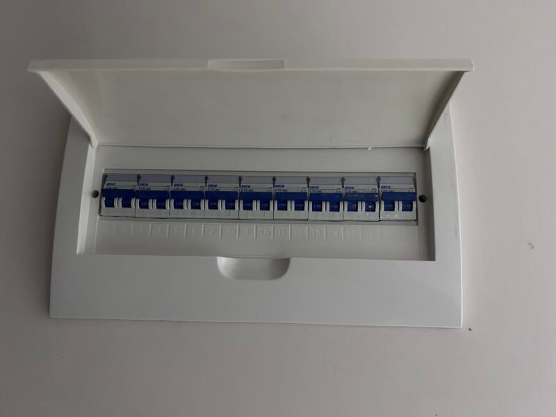 Juan Gonzalez. Electricista matriculado en Montevideo – urgencias e instalaciones (muestra)